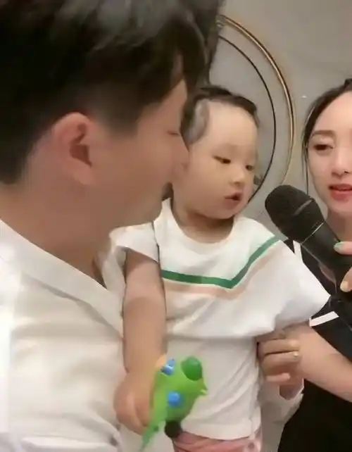 歌手云飞年届四十,但一点都不显老,他和郭津彤的宝宝都4岁了!