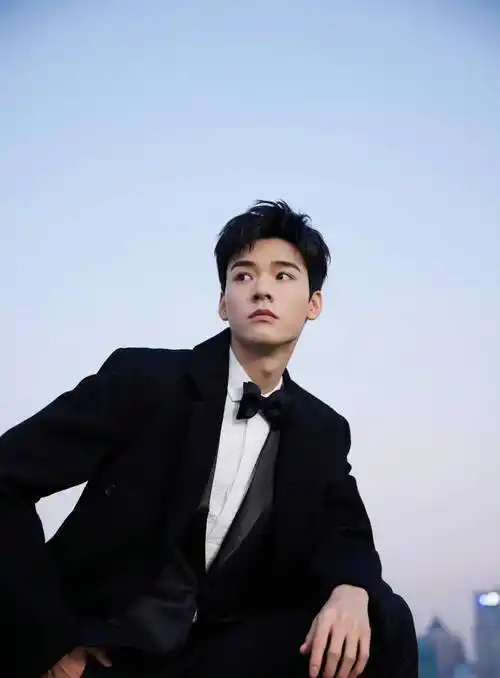 龚俊晒冬至写真大片,黑色大衣叠穿同色西装,时髦又高级!