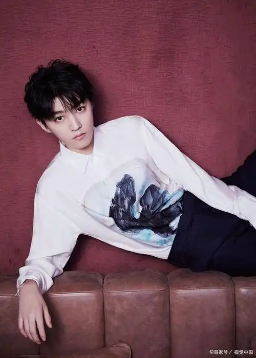 王俊凯,1999年9月21日出生于重庆市,中国内地流行乐男歌手,影视演员