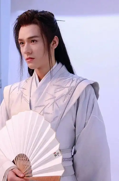 先分享一组白衣温[doge] #龚俊温客行# @龚.