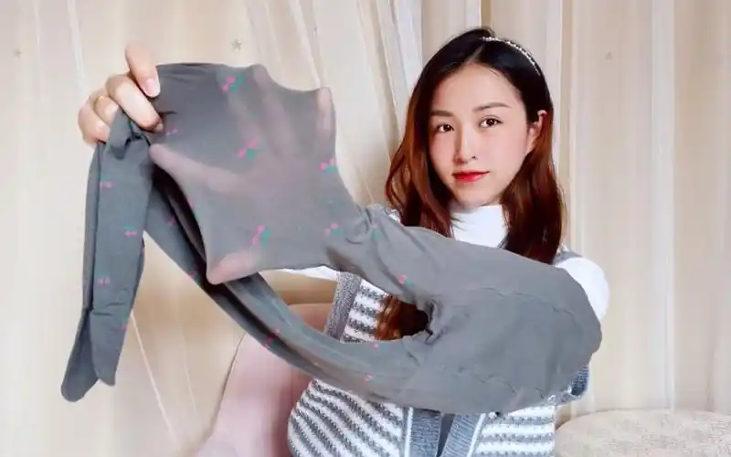 珂珂是丝袜控,开箱试穿灰色印花丝袜,款式很时尚,穿上超赞!