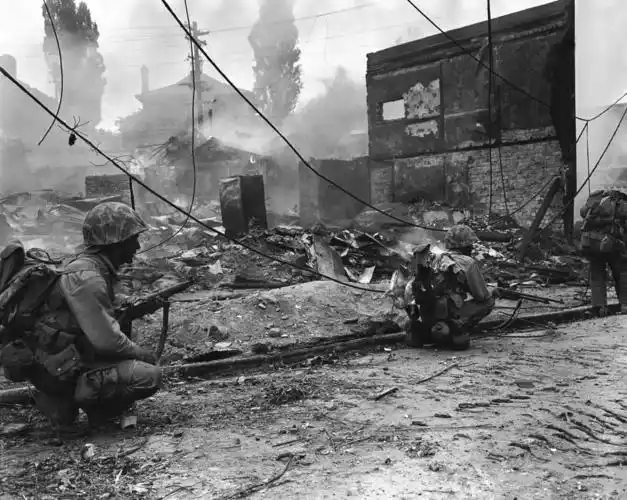 10张朝鲜战争珍贵老照片:麦克阿瑟视察部队,大田市被夷为平地