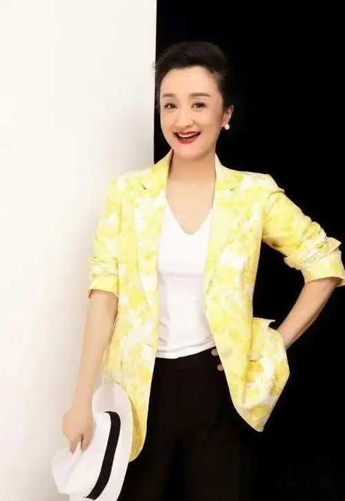 上海妈妈专业户杨昆穿花穿素都优雅看不出是60岁的人