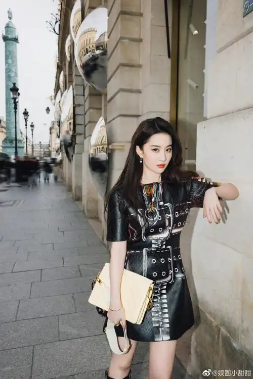 刘亦菲超话刘亦菲巴黎时装周皮裙造型～好美好飒#刘亦菲巴黎看秀造型