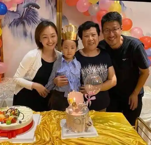 于震晒照庆祝和二婚老婆结婚10周年,女儿颜值高,前妻至今单身_妻子_方