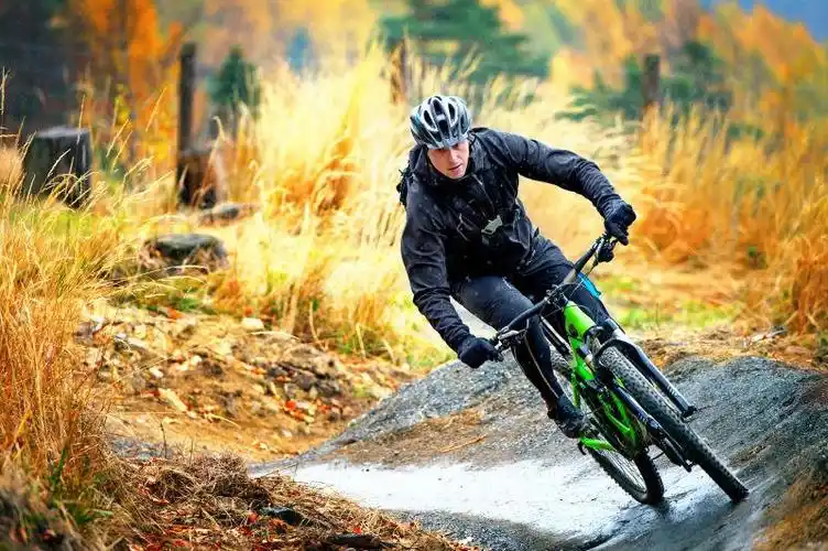 公路上的山地自行车