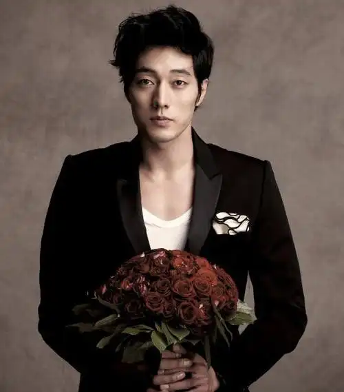 韩国男明星十大美男(他被誉为韩剧顶级男神)(12)