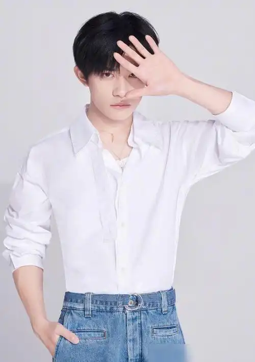 同样是穿白衬衫王源王俊凯易烊千玺谁才是你的男神