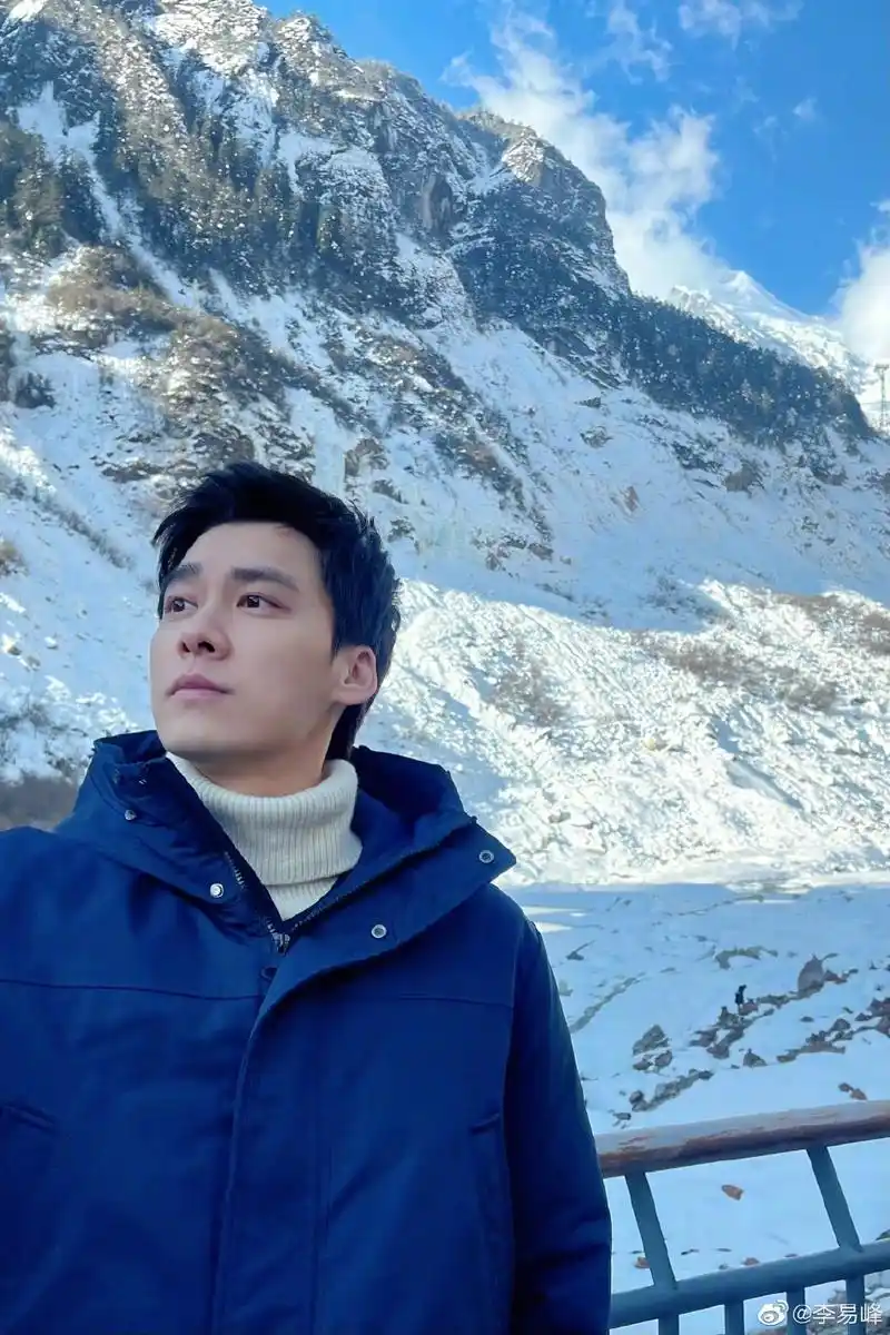 李易峰晒九宫格自拍沐浴阳光帅气十足