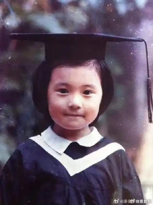 贾静雯首次参加恋综#贾静雯首次参加恋综,晒了5岁童年照,美女的小