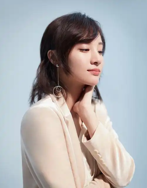 章龄之柔暖风格大片曝光展小女人的胶原美