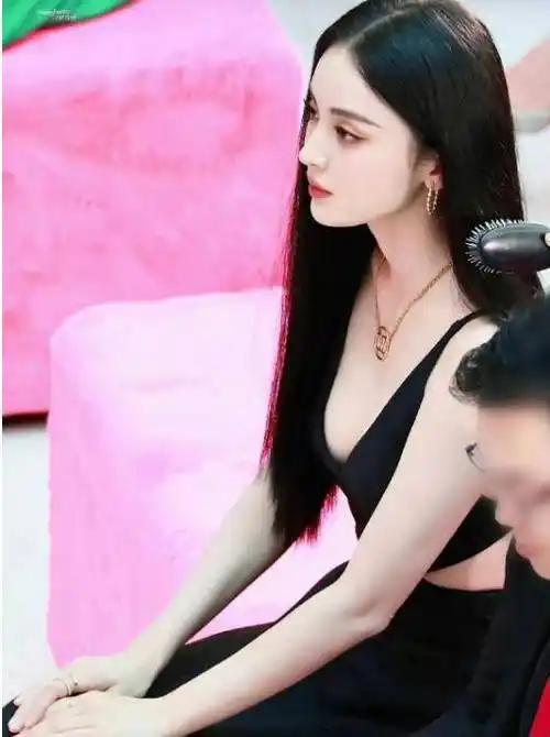 新疆最美女人古力娜扎,出席活动黑色深v礼服太抢眼_气质_连衣裙_魅力