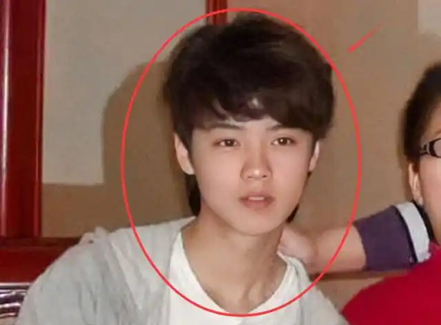 同样刚出道照片:蔡徐坤没长开,张彬彬非主流,鹿晗热巴无力吐槽