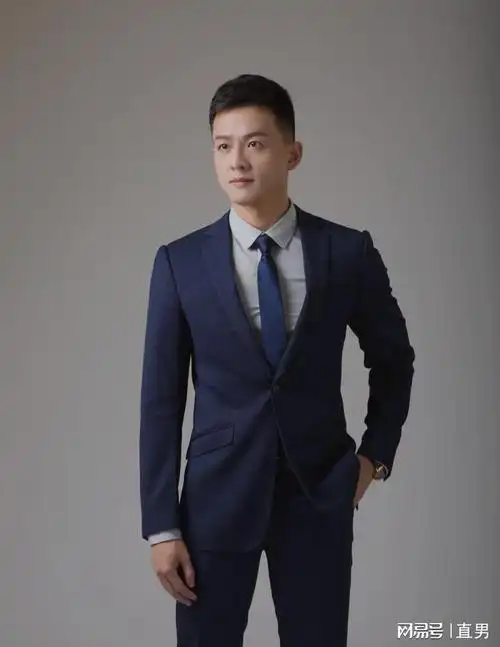 气质斯文的正装帅哥告诉你什么叫穿衣显瘦脱衣有肉