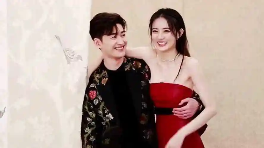 张翰手干啥呢照相就好好的照非要把徐璐楼这么紧吗