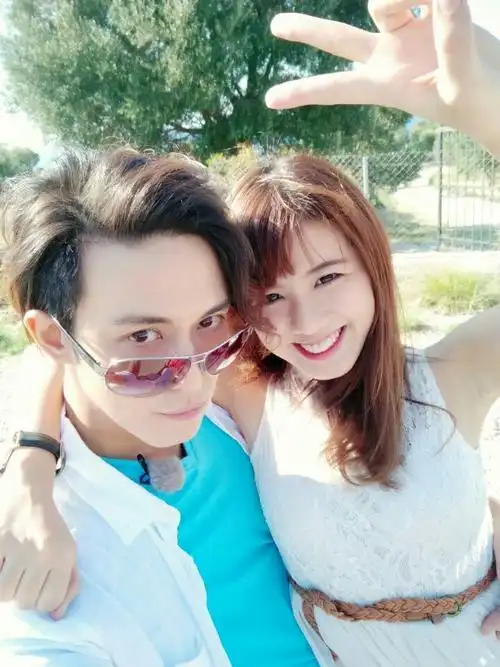 《黄金单身汉》陈楚河刘秀薇私照曝光 甜蜜相依