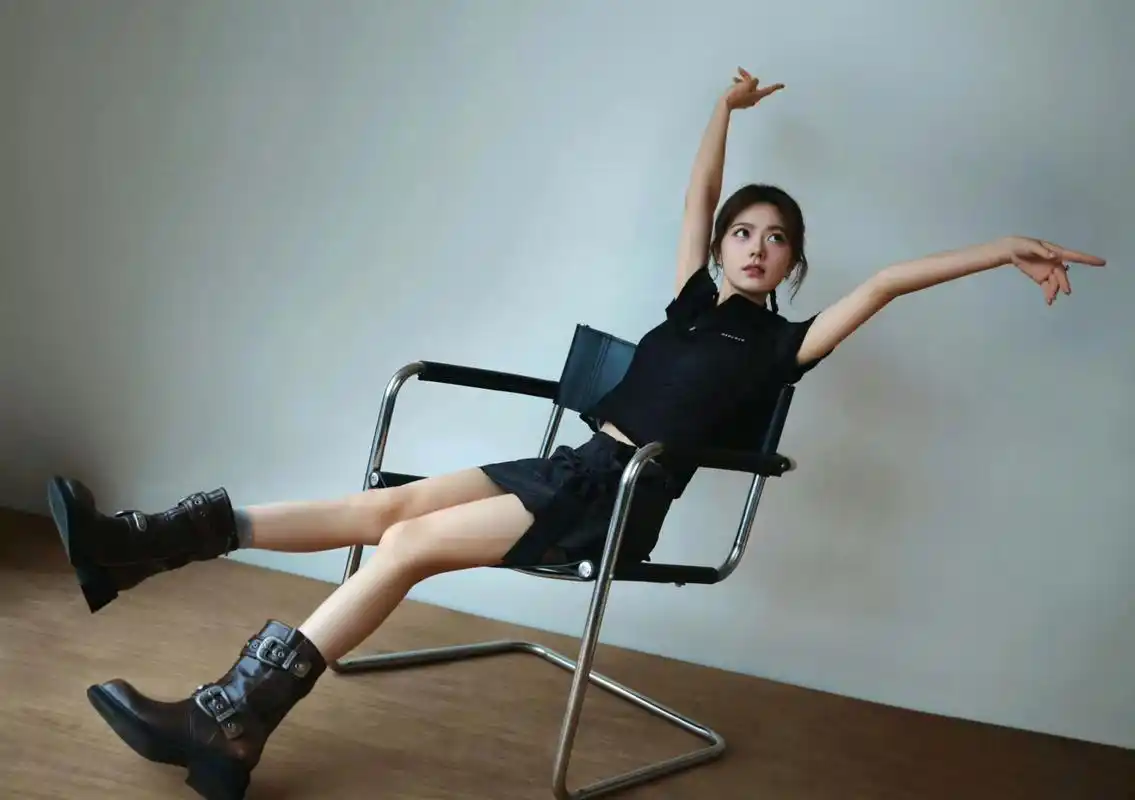 赵今麦,短袖配短裙,优雅又性感!