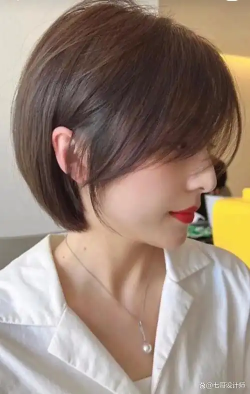 这款发型不仅展现了女性的优雅魅力,更在细节中流露出俏皮可爱的气质