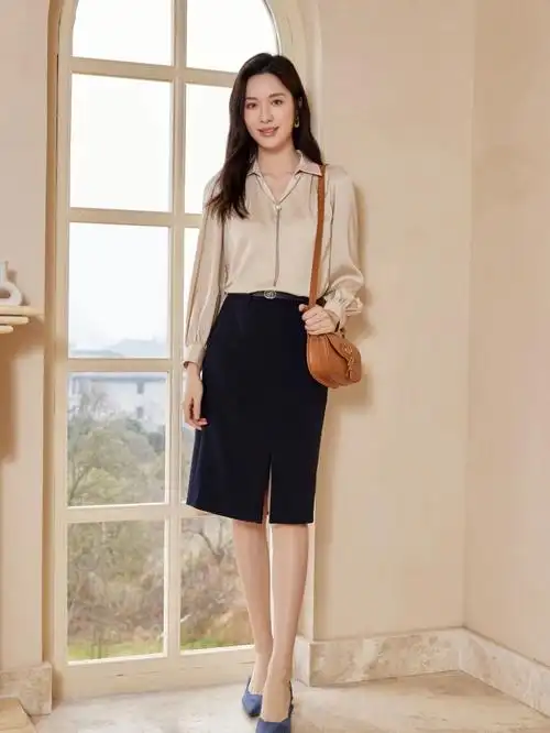 春装杏色梭织上衣,温婉端庄领口珠链设计,精致独特搭配藏青色半裙