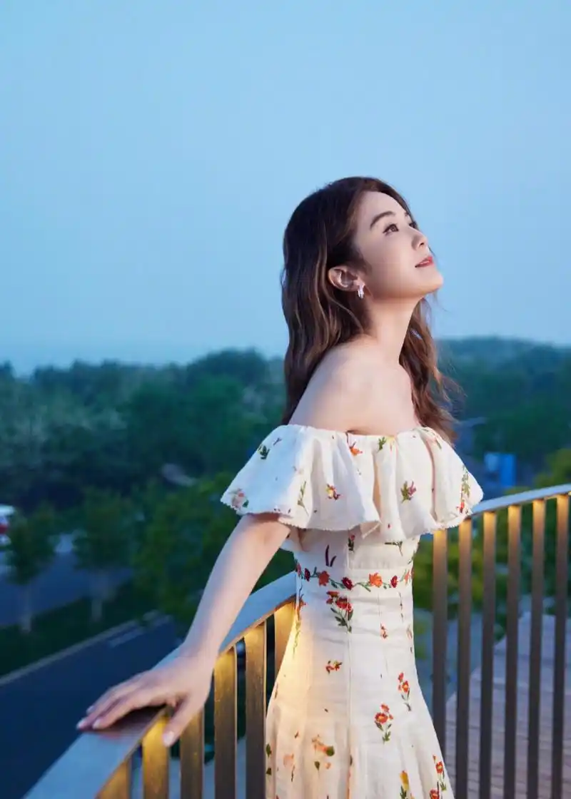 蔡卓妍# 一袭碎花抹胸裙,肤白貌美的脸蛋儿,丰满傲人的事业线,前凸后