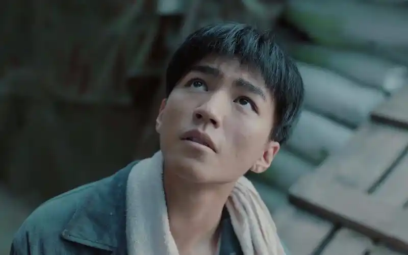 王俊凯饰演的林鸣边复习边工作 【理想照耀中国】