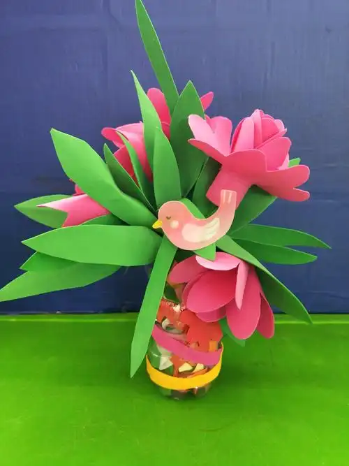 懂得利用废旧物品进行手工制作的意义,增强环保意识. 2.