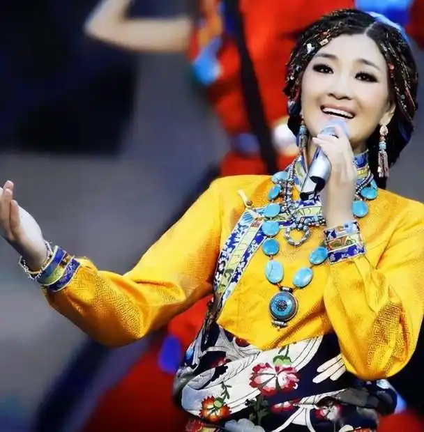 内蒙古歌手降央卓玛,为何在一夜之间销声匿迹,到底发生了什么