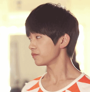 霸啦易烊千玺帅气眼神gif动图_动态图_表情包下载_soogif