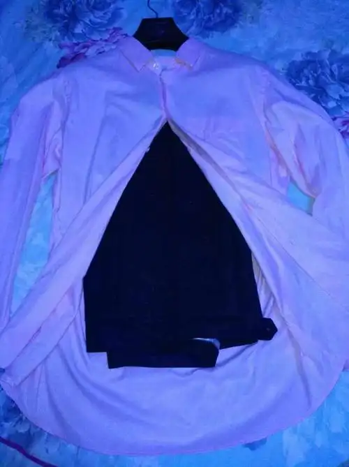 西装,西裤,马甲,2件衬衫,1根领带东西给的很多,基本满足了结婚新郎的