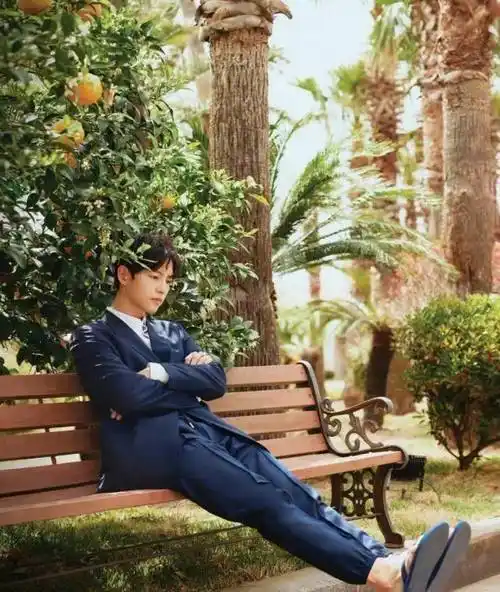 银色的连衣裙本身就增添了全身的吸引力,领子上的红玫瑰让宋仲基的