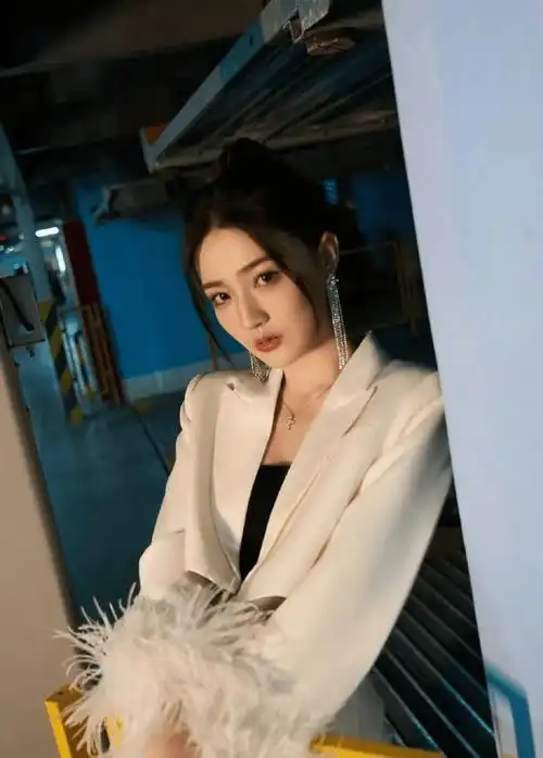 原创29岁徐璐惊艳亮相丰满身材成焦点人间尤物究竟如何养成