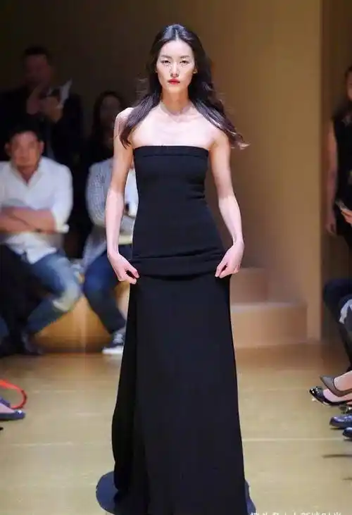 刘雯不愧是维密超模,连抹身材装也能穿出高级感,178身高真不简单_时尚