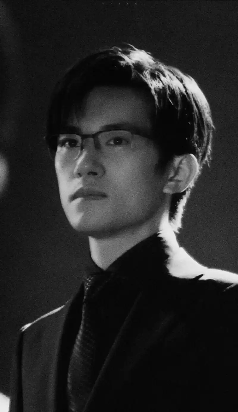 易烊千玺成功人士造型太帅!戴眼镜西装笔挺,网友:景总鲨我