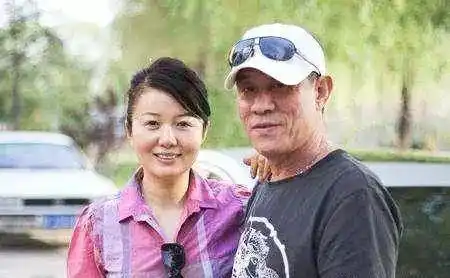 杜志国是情感高手!儿子爱情远胜过他,父子身后女明星谁值得?