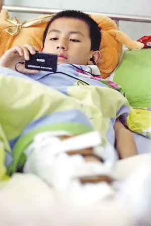 首页 骄阳向导 正文 汶川8级大地震,不少幸免于难的孩子逃离废墟,来到