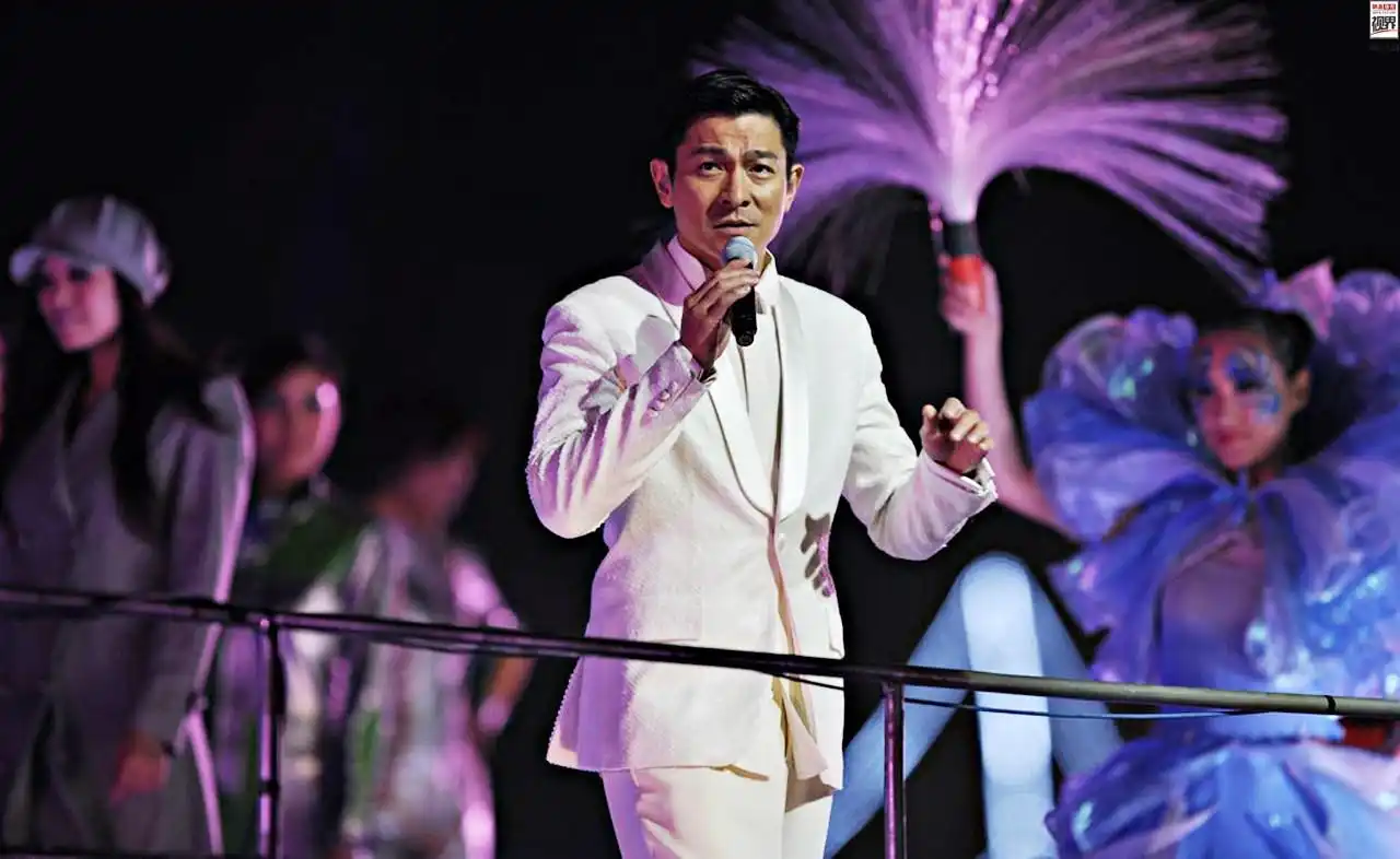 刘德华演唱会开唱,朱丽倩携家人参加,女儿刘向蕙首度公开