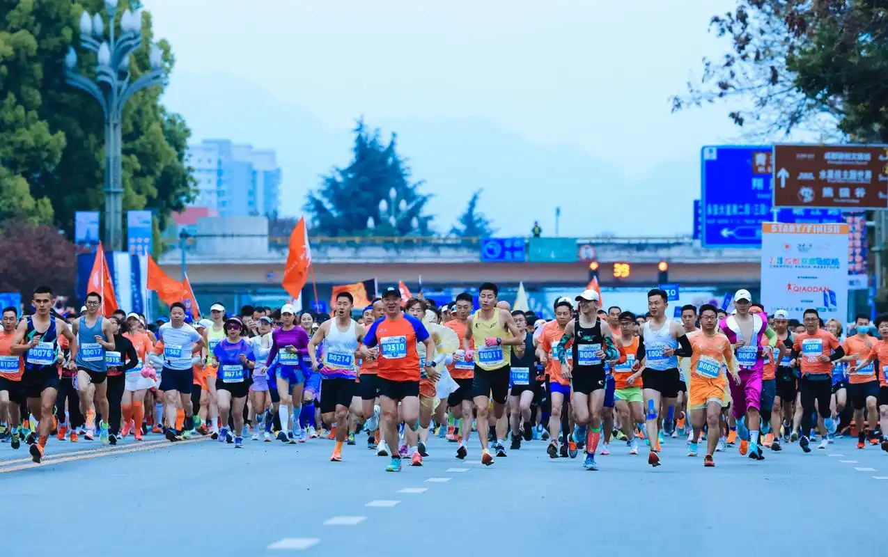成都双遗马拉松鸣枪起跑 三万跑者用脚步感受浓厚的大运氛围|马拉松