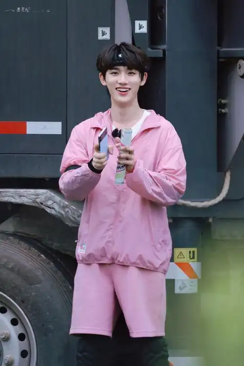 丁程鑫粉色运动套装发带造型