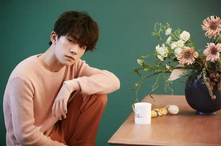 易烊千玺野兽派七夕大片,梨涡浅笑太迷人,日常羡慕易太太!