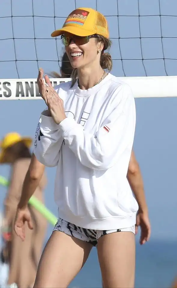 超模aa穿泳装打沙滩排球太火辣!亚裔男友光膀子腹肌太绝,真般配