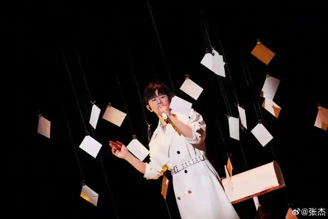 张杰蓝丝巾腕带#蓝色腕带,蓝色蛋糕,做杰粉也太太太幸福了吧#你好