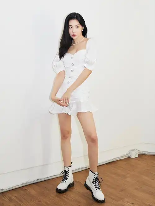 宣美 in mood x miura  重工丝光烫钻修身连衣裙,展现宣美绝佳身材,钻