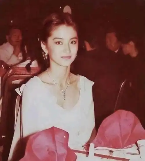 林青霞:婚前经历三任男友,惊艳美貌下蕴藏的情感普通人无法想象