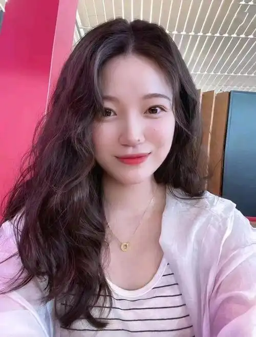 羊毛卷烫是一种广受欢迎的发型,其特点是将头发以不同角度和方向进行