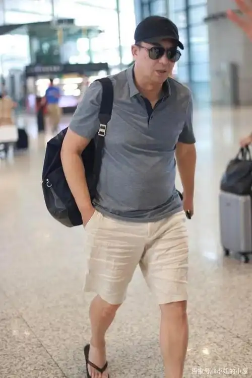 张嘉译真懂时尚,polo衫配短裤简约潇洒,50岁也率性有型