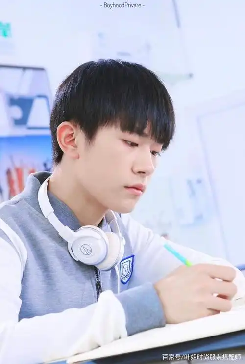 易烊千玺从青涩少年褪变成翩翩青年,校园的青涩照帅到爆