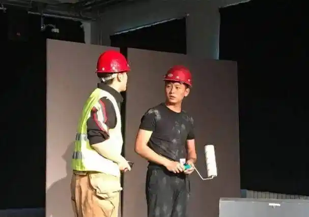 王俊凯北影期末考试表演做锅贴,缺席合影获室友暖心p图_姿势_成功