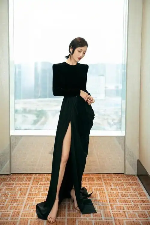 张歆艺的凸感可太强了一袭礼服都快撑破了诱惑力十足