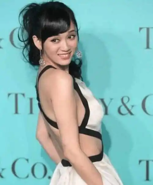 原创当陈乔恩撞上林志玲同穿肚兜裙两人差距一目了然谁更胜一筹