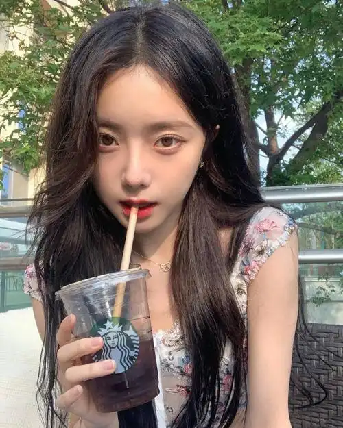 长相超萌的高人气正妆容也很韩系很吸睛圆圆脸蛋好可爱